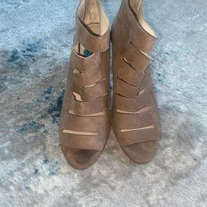Nine West heels, size 10, suede tan